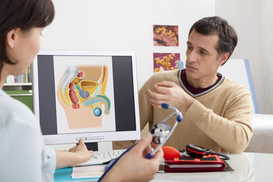 Aux premiers signes de prostatite, un homme devrait consulter un urologue. 