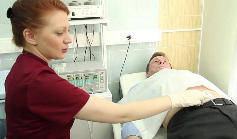 Le médecin examine le patient pour diagnostiquer la prostatite