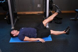 L'homme atteint de prostatite effectue un exercice dans la salle de gym. 